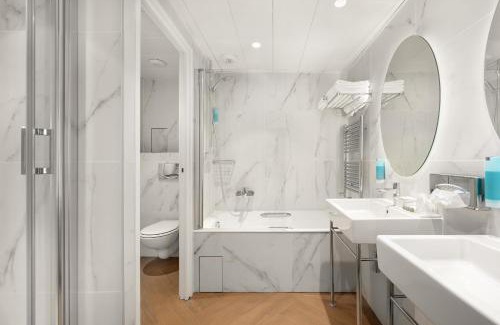 Montparnasse Hotel | Discover Hôtel le Royal Rive Gauche: Pool & Dining Delights