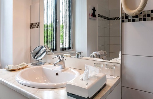 Thorigne-sur-Due Hotel | Discover Hôtel Le Saint Jacques: Family-Friendly Retreat