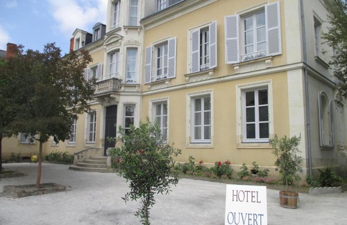 Sable-sur-Sarthe Hotel | Discover Oceanfront Comfort at Hôtel Le Saint Martin