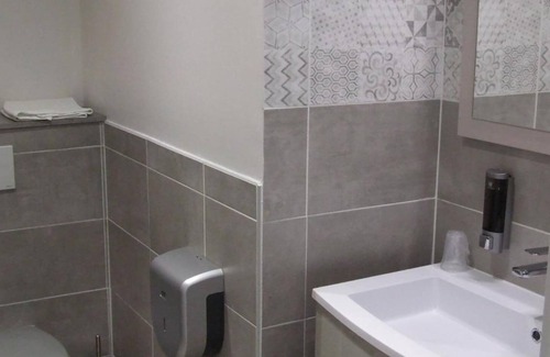 Clermont-l'Herault Hotel | Discover Hôtel Le Sarac: Family-Friendly with Top Amenities