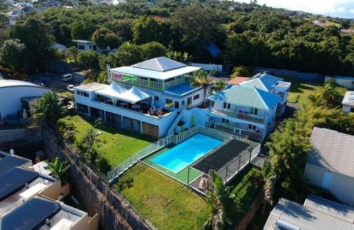 Montvert-les Bas Hotel | Experience Oceanfront Bliss at Hôtel Le Soleil Couchant