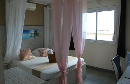 Montvert-les Bas Hotel | Experience Oceanfront Bliss at Hôtel Le Soleil Couchant