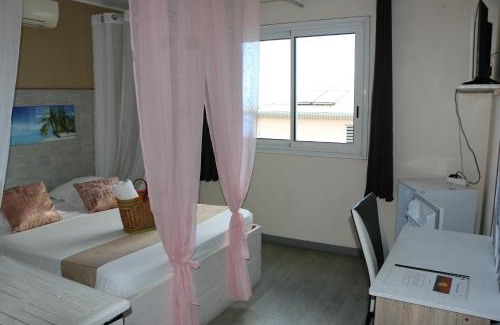 Montvert-les Bas Hotel | Experience Oceanfront Bliss at Hôtel Le Soleil Couchant