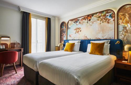 Notre-Dame Hotel | Discover Hôtel Le Versailles: 4-Star Family-Friendly Comfort