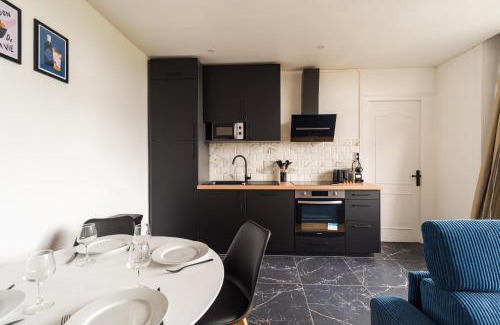 Guingamp Apartment | Stylish La Suite de l'Elegance near Guingamp Station