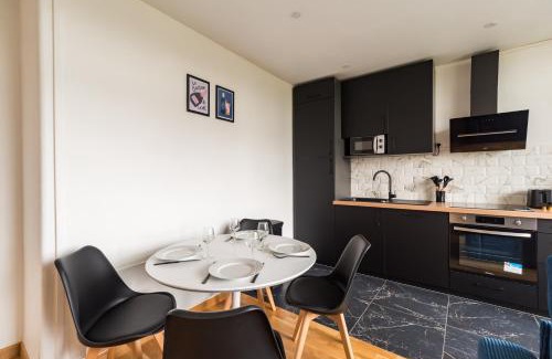 Guingamp Apartment | Stylish La Suite de l'Elegance near Guingamp Station