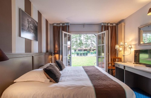 Vendin-le-Vieil Hotel | Discover Hôtel Lensotel: Family-Friendly Stay with Pool