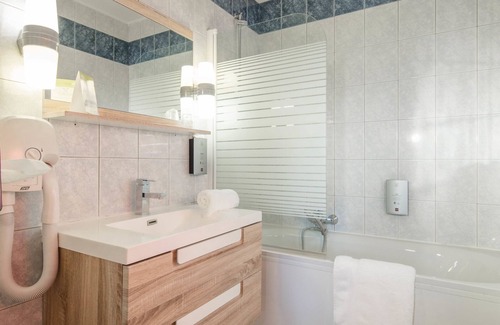 Vendin-le-Vieil Hotel | Discover Hôtel Lensotel: Family-Friendly Stay with Pool