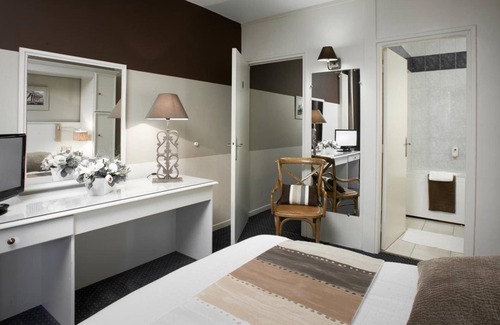 Vendin-le-Vieil Hotel | Discover Hôtel Lensotel: Family-Friendly Stay with Pool