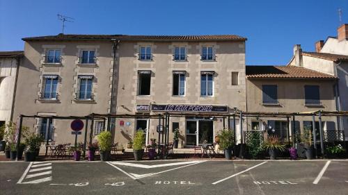 Salles-en-Toulon Hotel | Pet-Friendly Hôtel Les Deux Porches with Great Amenities