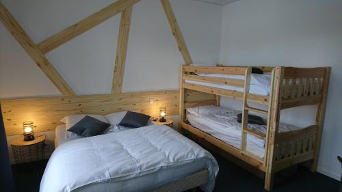 Salles-en-Toulon Hotel | Pet-Friendly Hôtel Les Deux Porches with Great Amenities