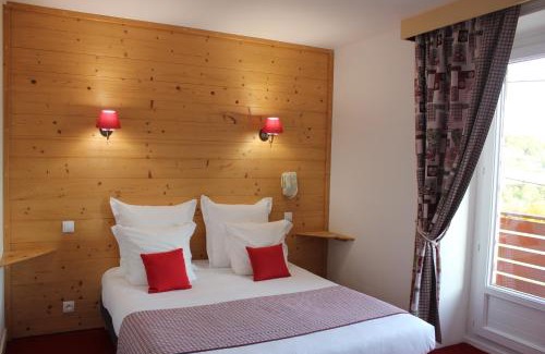 Besse-en-Chandesse Hotel | Discover Hôtel Les Charmilles with Family-Friendly Dining