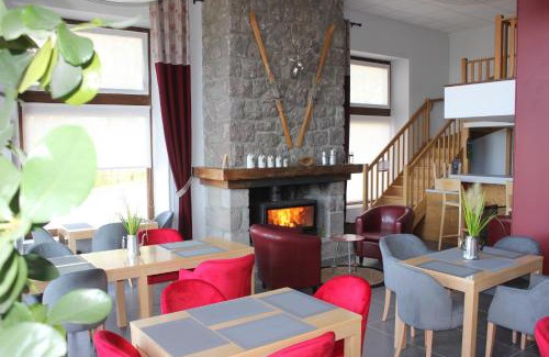 Besse-en-Chandesse Hotel | Discover Hôtel Les Charmilles with Family-Friendly Dining