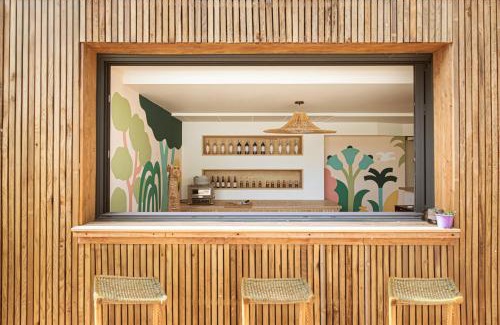 Aigues-Mortes Hotel | Discover Hotel Canal Aigues Mortes with Ocean Views & Pool