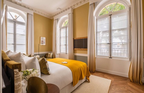 Notre-Dame Hotel | Experience Comfort at Hôtel Les Lumières with Spa & Kitchen