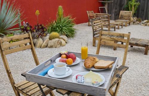 Argeles Plage Hotel | Quaint Hôtel Les Mimosas: Family-Friendly Dining Awaits