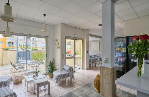 Argeles Plage Hotel | Quaint Hôtel Les Mimosas: Family-Friendly Dining Awaits