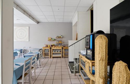 Argeles Plage Hotel | Quaint Hôtel Les Mimosas: Family-Friendly Dining Awaits