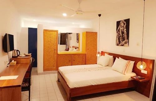 Ouagadougou Hotel | Pet Friendly Hôtel Les Palmiers with Pool and Breakfast