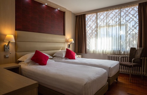 Meylan Hotel | Experience Comfort at The Originals Boutique, Hôtel Les Trois Roses