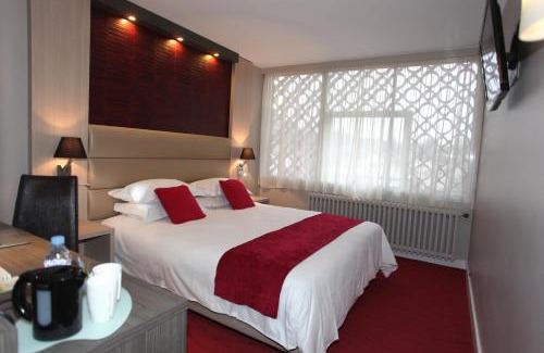 Corenc Hotel | Discover Hôtel Les Trois Roses: Family-Friendly Escape