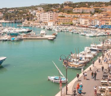Cassis Hotel | Pet-Friendly Hotel Liautaud: Oceanfront with 9/10 Guest Rating