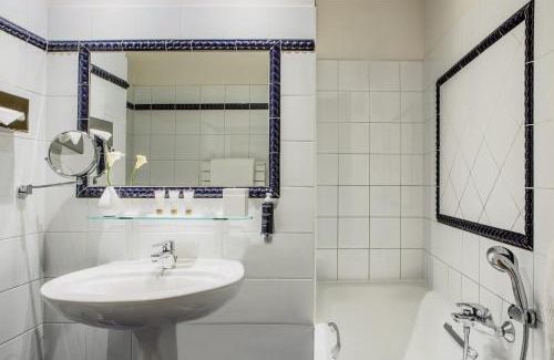 Quartier de la Place-Vendome Hotel | Elegant Hôtel Mansart - Esprit de France with Pet-Friendly Amenities