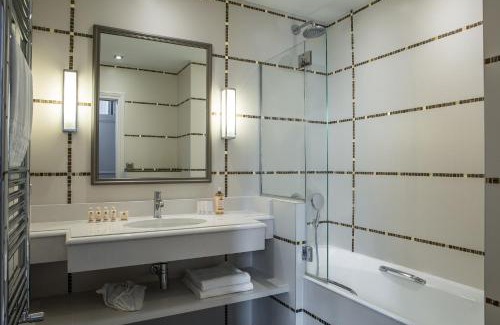 Quartier de la Place-Vendome Hotel | Elegant Hôtel Mansart - Esprit de France with Pet-Friendly Amenities