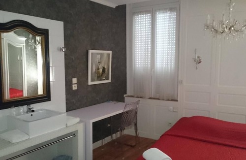 Martigues Hotel | Discover Hôtel Martigues Le 5: Rated 8.4/10 & Family-Friendly