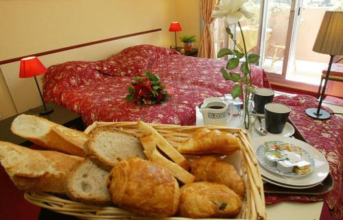 Cavaliere Hotel | Cozy Hôtel Maya: Pet Friendly with Breakfast Included