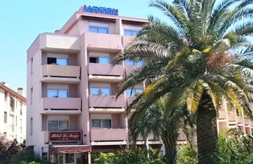 Cavaliere Hotel | Cozy Hôtel Maya: Pet Friendly with Breakfast Included