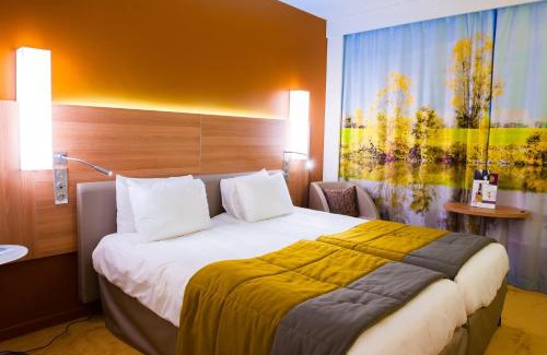 Flace Hotel | Discover Hôtel Mercure Mâcon Bord de Saône with Pool & Views