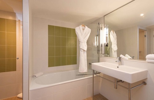 La Seyne-sur-Mer Hotel | Discover Hôtel Mercure Toulon La Seyne-Sur-Mer, 4-Star Comfort