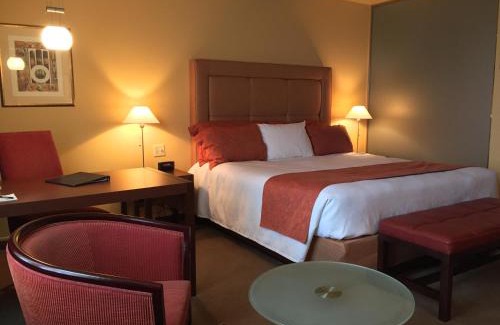 Sept-Iles Hotel | Convenient Hôtel Mingan: Family-Friendly with Breakfast & Kitchen