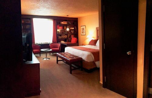 Sept-Iles Hotel | Convenient Hôtel Mingan: Family-Friendly with Breakfast & Kitchen