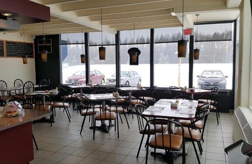 Chicoutimi Hotel | Pet-Friendly Retreat at Hôtel Mont-Valin with Breakfast