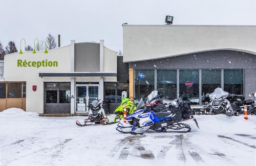 Chicoutimi Hotel | Pet-Friendly Retreat at Hôtel Mont-Valin with Breakfast