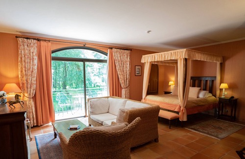 Mosnac Hotel | Experience Hôtel Moulin de Val de Seugne with Pool & Dining