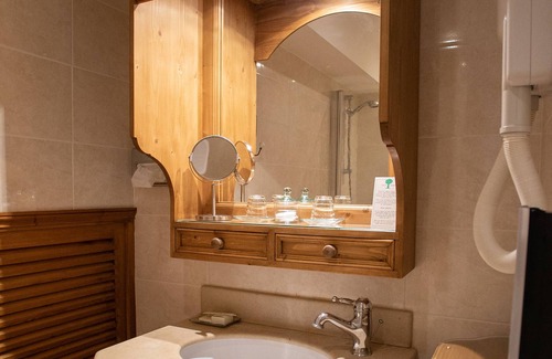 Mosnac Hotel | Experience Hôtel Moulin de Val de Seugne with Pool & Dining