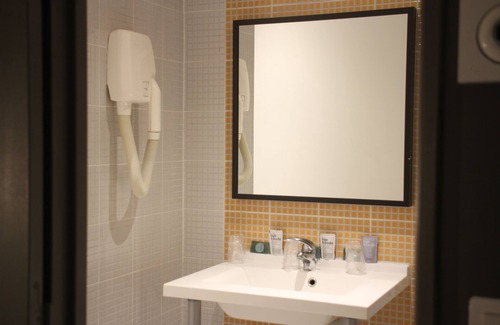 Athis-Mons Hotel | Relax at Hôtel Orly Superior with Spa & Breakfast Options