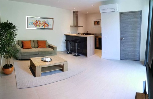 Cassis House | Elegant Hôtel Particulier Cassis with Heated Pool & Ocean View