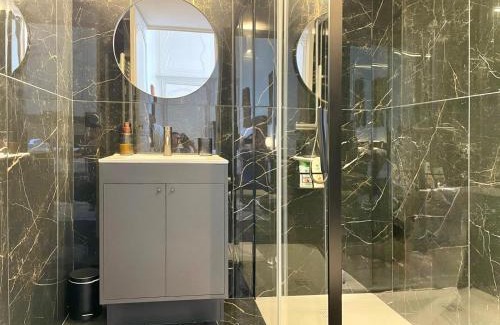 Semur-en-Auxois Apartment | Exceptional Hôtel Particulier: Family-Friendly Retreat