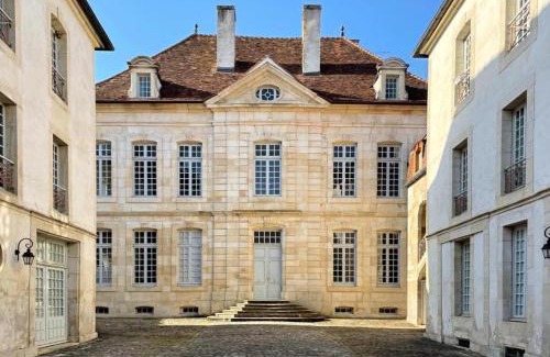 Semur-en-Auxois Apartment | Exceptional Hôtel Particulier: Family-Friendly Retreat