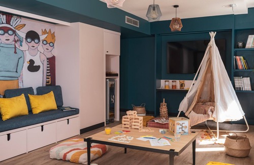 Charonne Hotel | Elegant Hôtel Piapia: Highly Rated with Family-Friendly Amenities