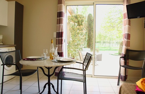 Loriol-du-Comtat House | Inviting Hôtel Résidence Les Peupliers with Ocean View & Pool