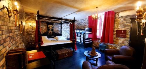 Castres Hotel | Oceanfront Hôtel Renaissance: 4-Star Stay with Pool & Views