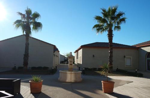 Gallargues-le-Montueux Hotel | Pet Friendly Hôtel Jasses de Camargue with Oceanfront Bliss