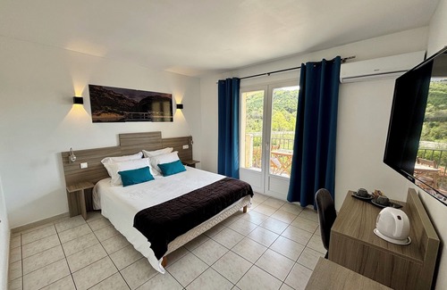 Les Salles-sur-Verdon Hotel | Discover Hôtel Restaurant L'Ermitage: Spa & Pool Retreat