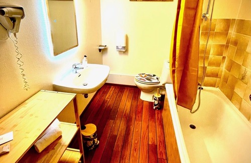 Quincie-en-Beaujolais Hotel | Discover Hôtel Restaurant Le Mont Brouilly: Poolside Retreat