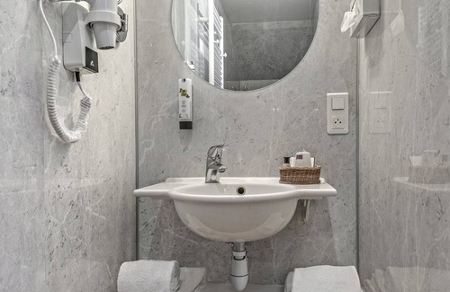 Chateauneuf-de-Randon Hotel | Relax at Hôtel Restaurant de la Poste with Spa & Dining